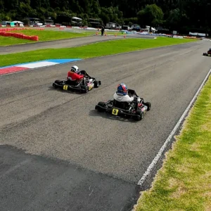 Video del piloto con casco azul, naranja, líneas negras
