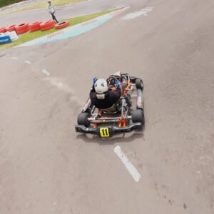 Video del piloto con casco blanco
