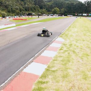 Video del piloto con casco azul y blanco y líneas negras
