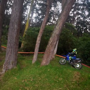Piloto moto azul chaleco verde