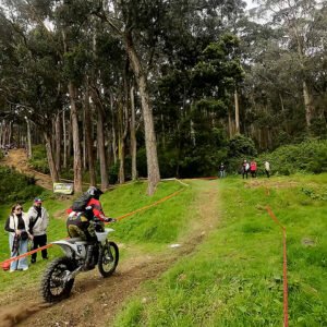 Piloto Moto blanca traje rojo