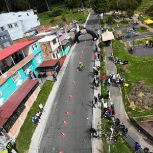 Piloto moto azul traje verde